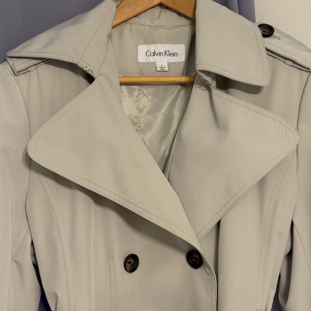 Calvin Klein - Elegant Women's Double-Breasted Trench Coat - Picture 5 of 6